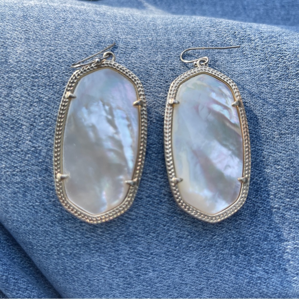 Kendra Scott Danielle earring in mother of pearl and gold